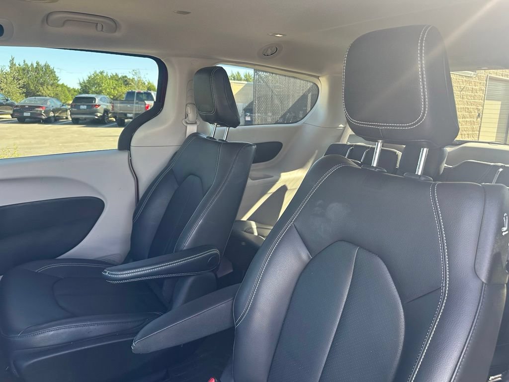 Used 2022 Chrysler Pacifica Touring-L FWD image 7
