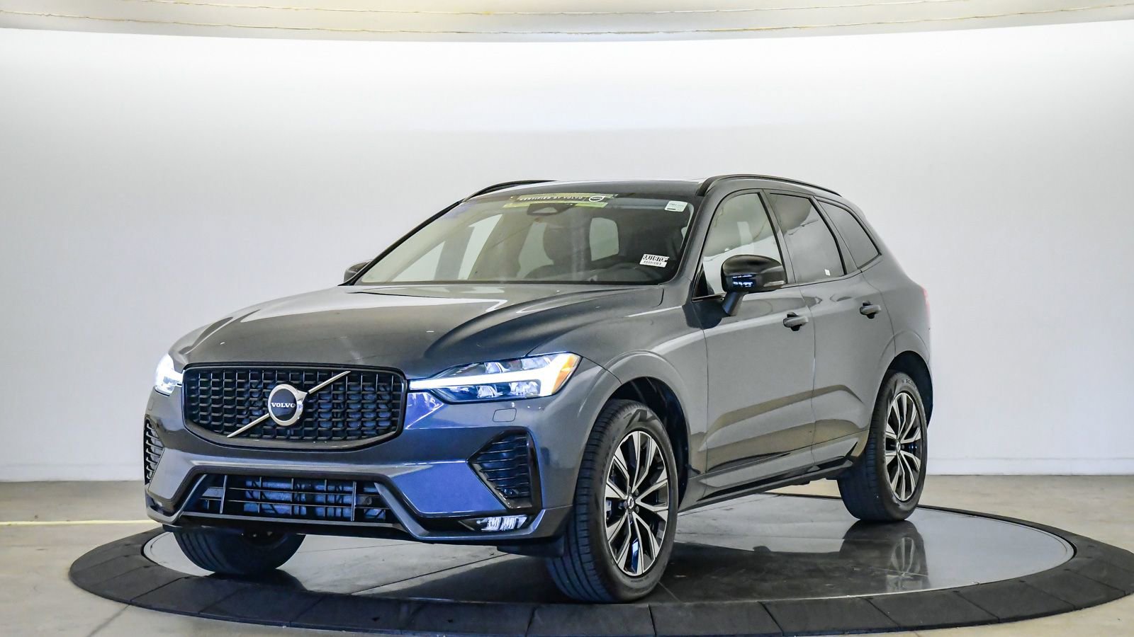 Certified 2025 Volvo XC60 B5 Core AWD/4WD image 1