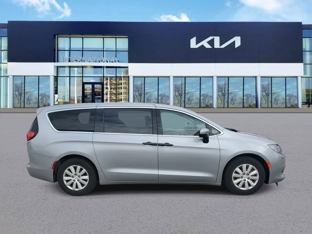 Used 2019 Chrysler Pacifica L image 3