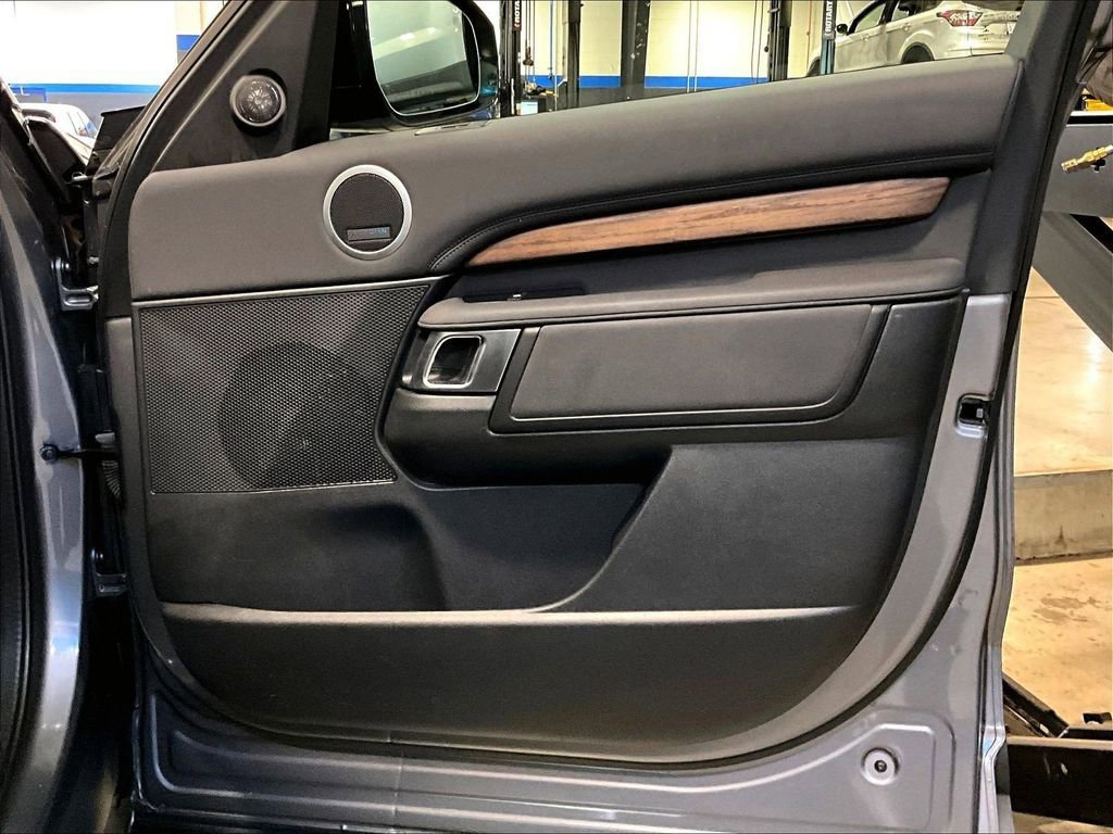 Used 2020 Land Rover Discovery HSE AWD/4WD image 12