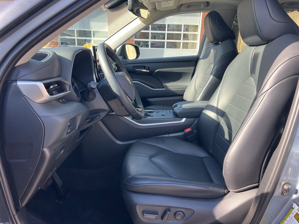 Used 2021 Toyota Highlander XLE image 11