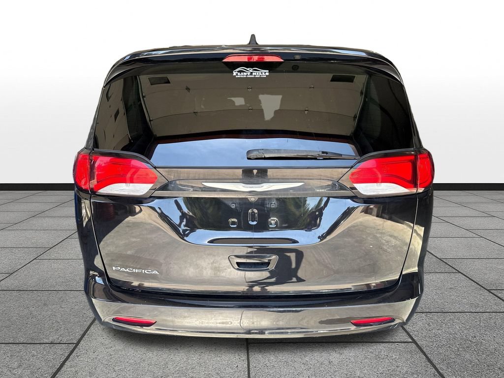 Used 2017 Chrysler Pacifica Touring FWD image 4