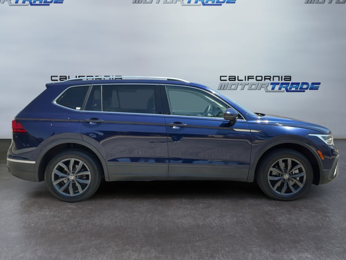Used 2023 Volkswagen Tiguan SE w/ Panoramic Sunroof Package FWD image 4