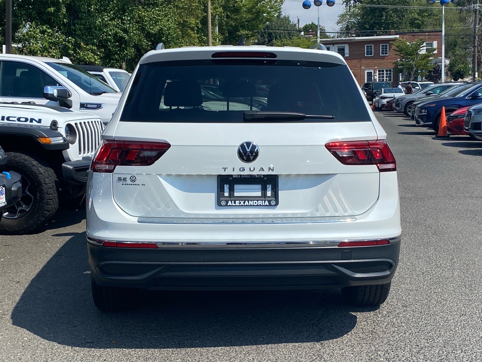 Used 2023 Volkswagen Tiguan SE w/ Panoramic Sunroof Package FWD image 4