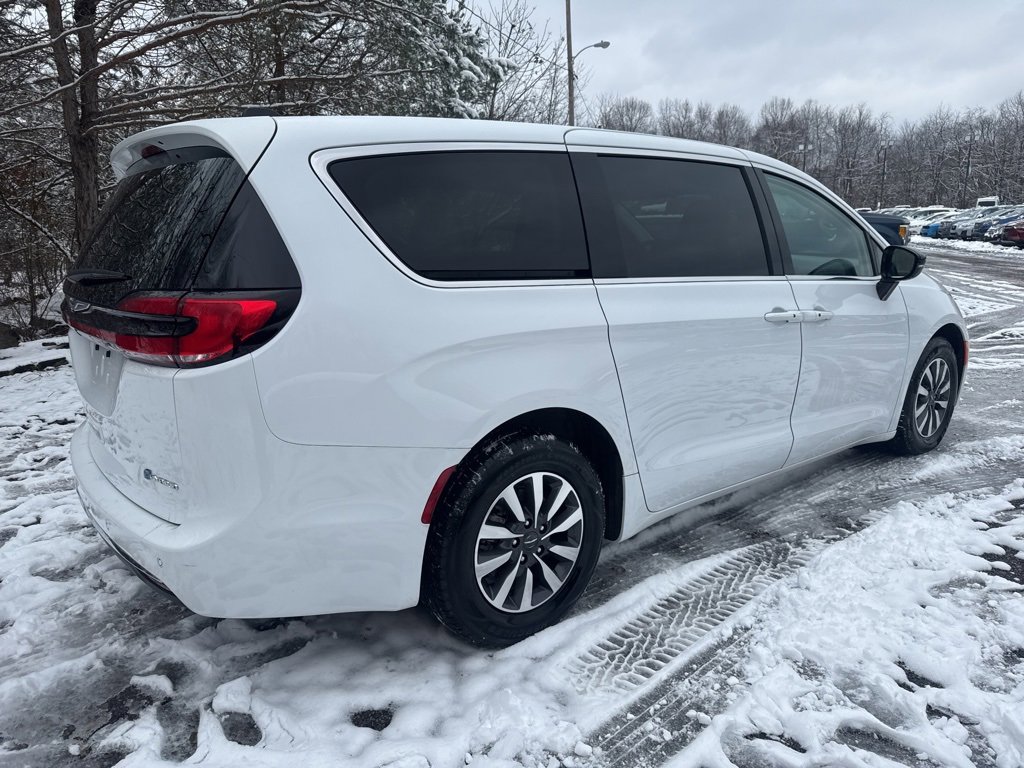 Used 2024 Chrysler Pacifica Select image 11