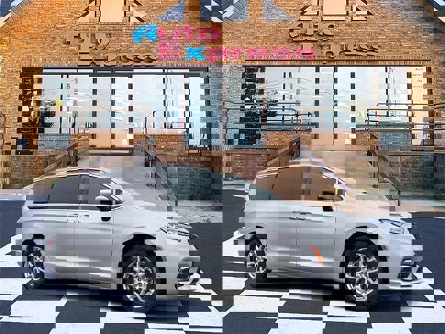 Used 2023 Chrysler Pacifica Touring-L