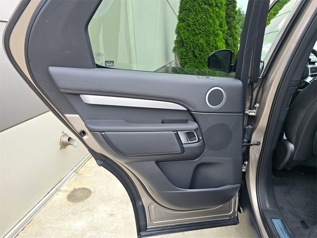 New 2025 Land Rover Discovery Dynamic SE image 25