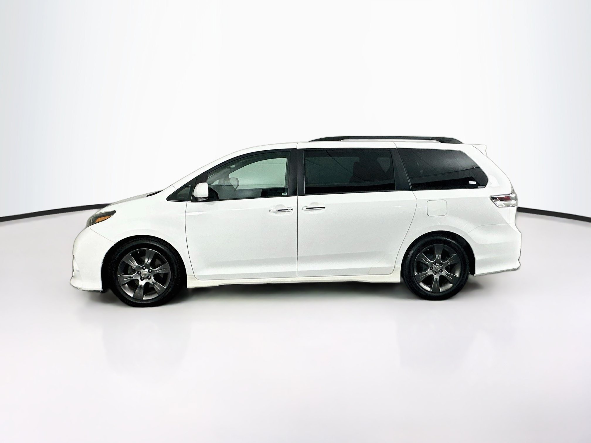 Used 2015 Toyota Sienna SE w/ SE Preferred Package FWD image 4