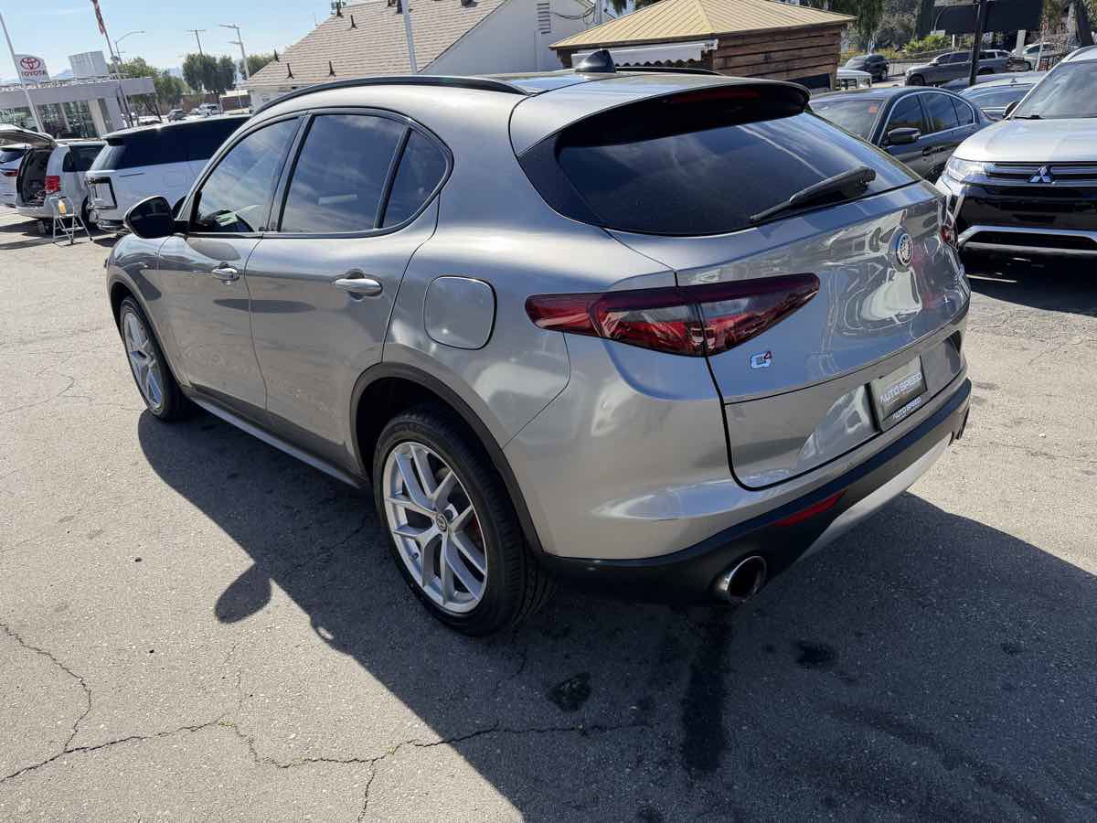 Used 2018 Alfa Romeo Stelvio Ti Sport image 4