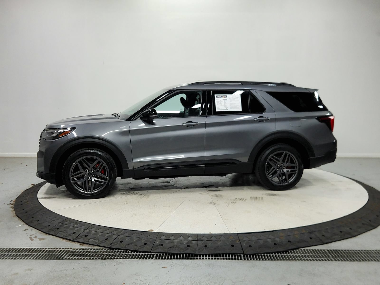 Used 2025 Ford Explorer ST-Line w/ ST-Line Street Pack AWD/4WD image 5
