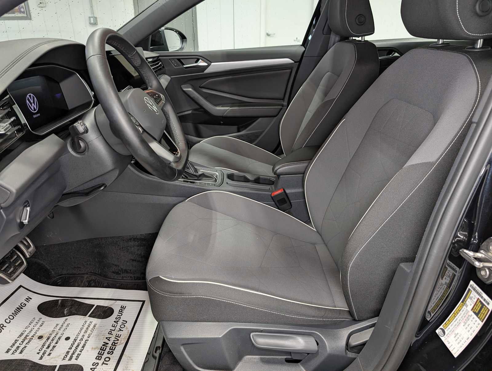 Used 2025 Volkswagen Jetta Sport image 4