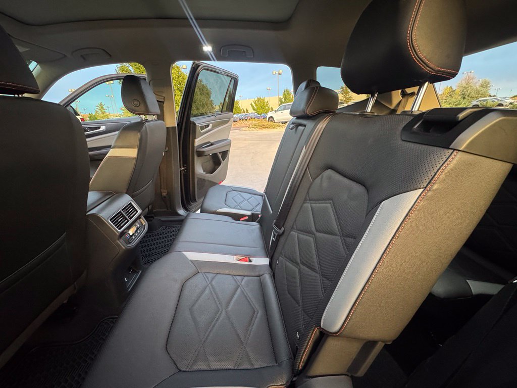 Used 2025 Volkswagen Atlas Peak Edition SE AWD/4WD image 27