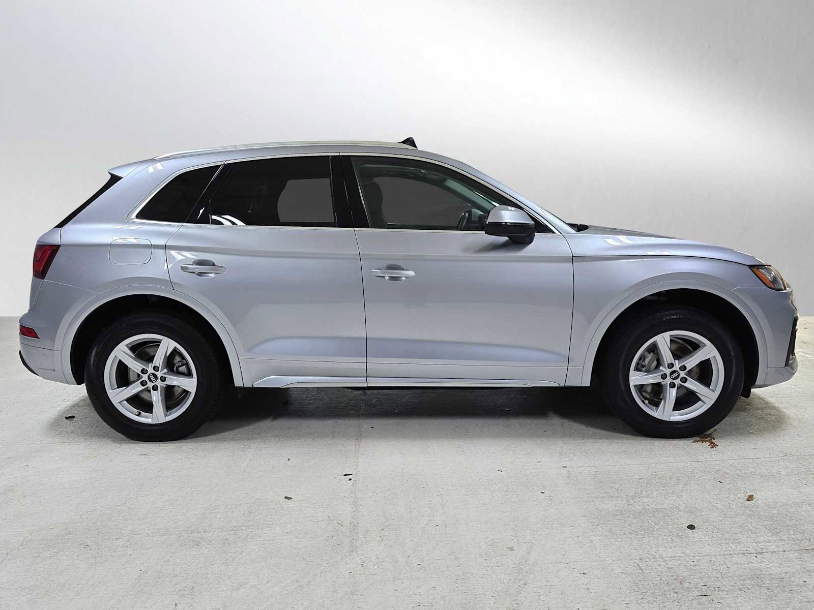 Used 2022 Audi Q5 2.0T Premium w/ Convenience Package image 2