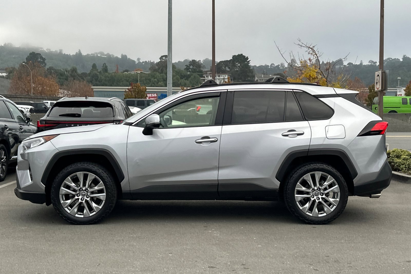 Used 2019 Toyota RAV4 XLE Premium image 5