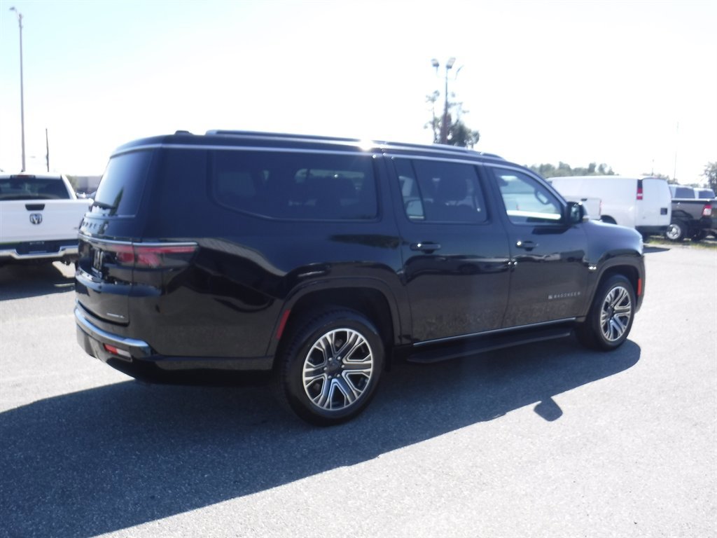 Used 2023 Jeep Wagoneer L Series II image 2