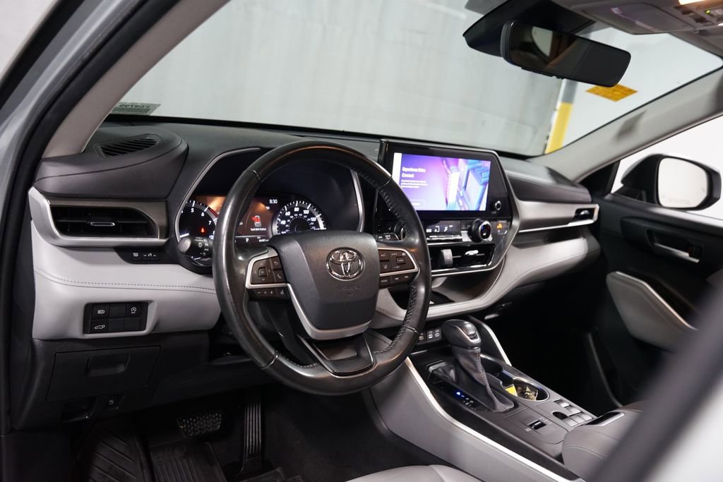 Used 2023 Toyota Highlander XLE image 11