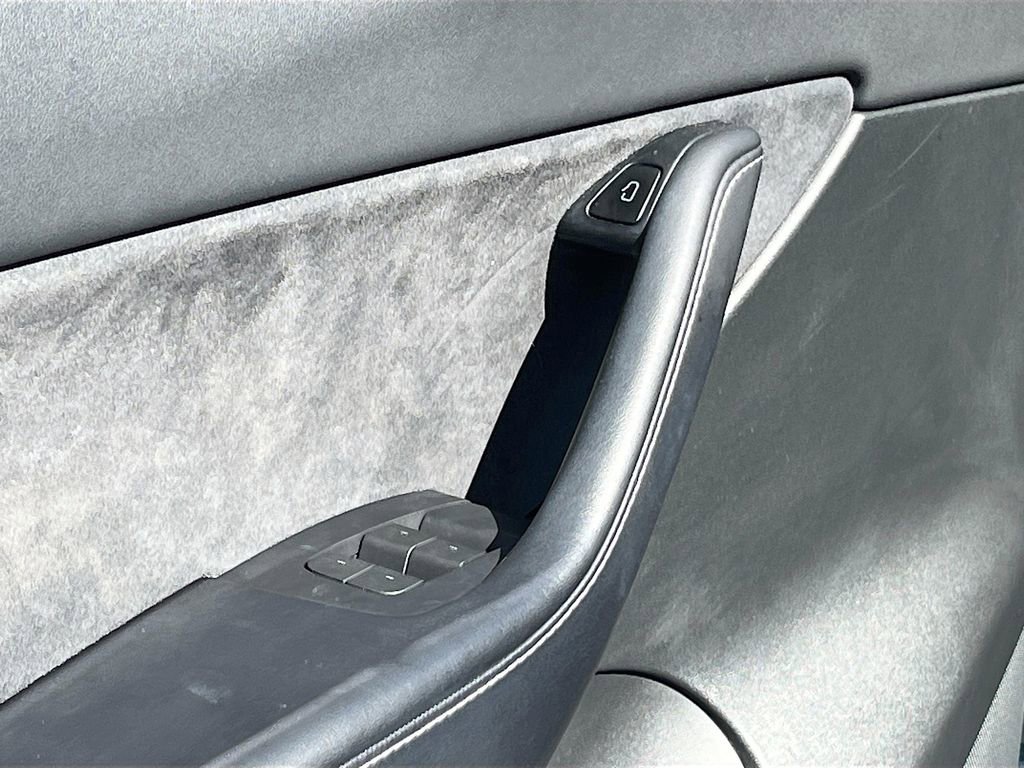 Used 2022 Tesla Model Y Performance image 17