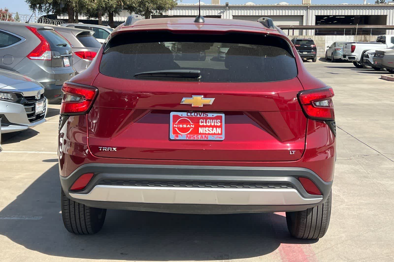 Used 2025 Chevrolet Trax LT FWD image 8