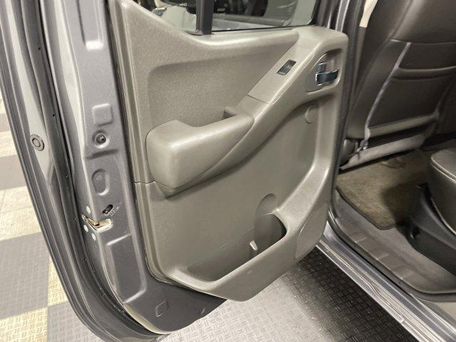 Used 2021 Nissan Frontier PRO-4X w/ Pro-4x Utility Package AWD/4WD image 11
