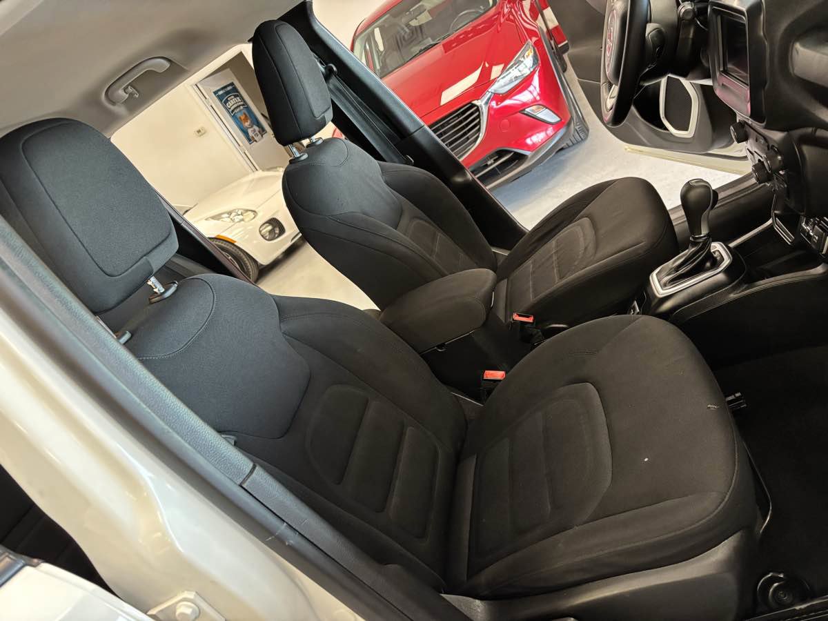 Used 2018 Jeep Renegade Latitude FWD image 17