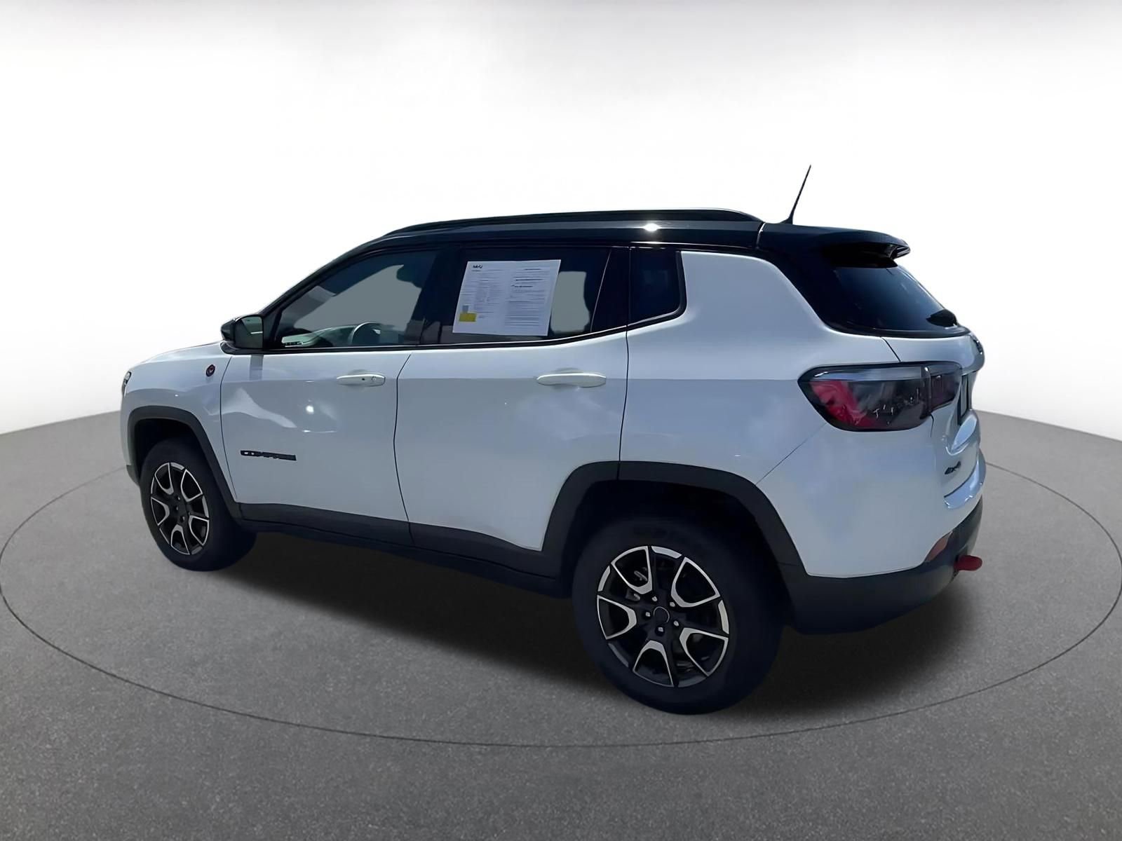 Used 2025 Jeep Compass Trailhawk image 10