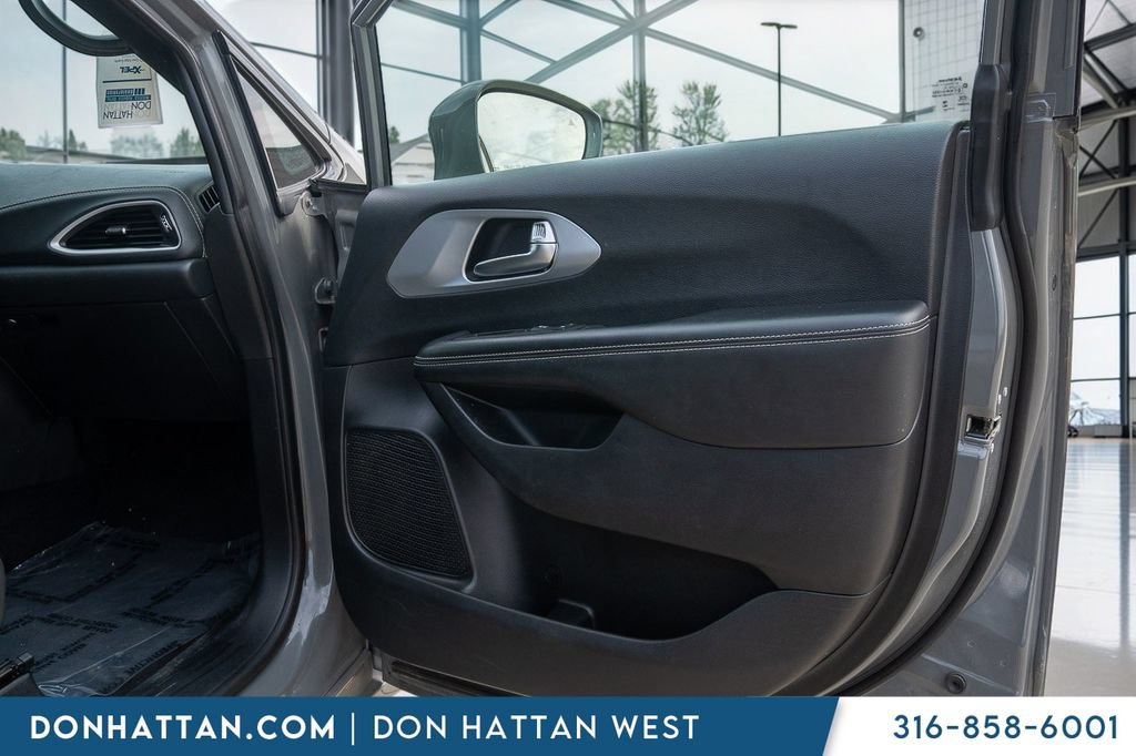 Used 2021 Chrysler Pacifica Touring w/ S Appearance Package FWD image 24