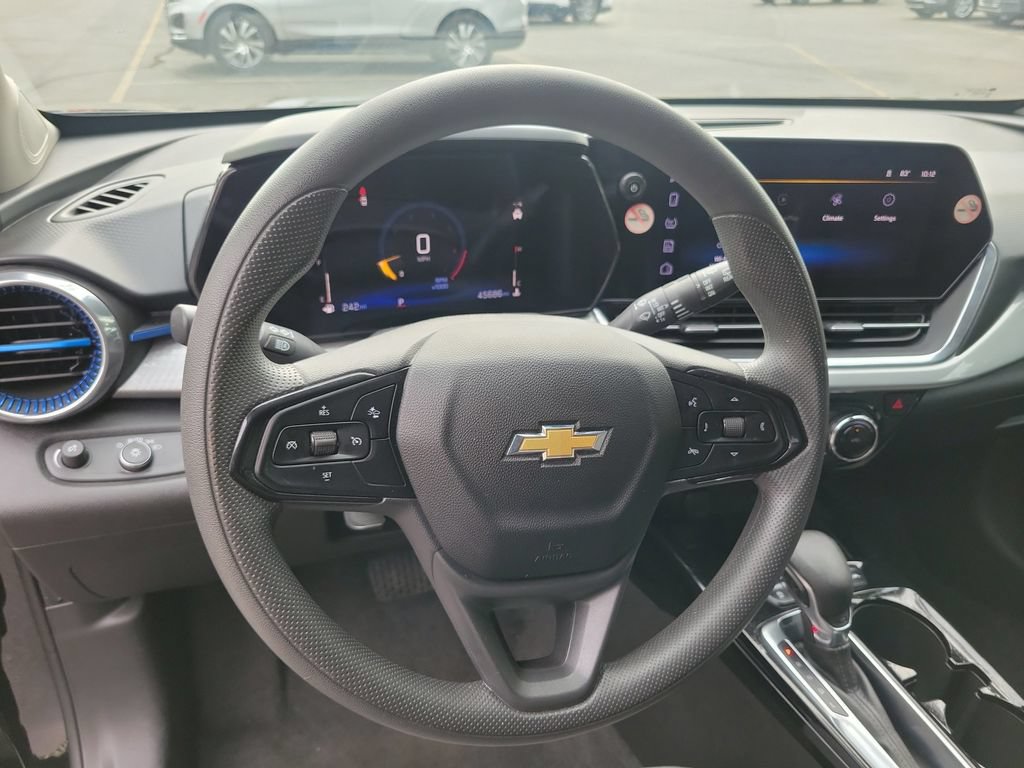 Used 2025 Chevrolet Trax LT FWD image 25