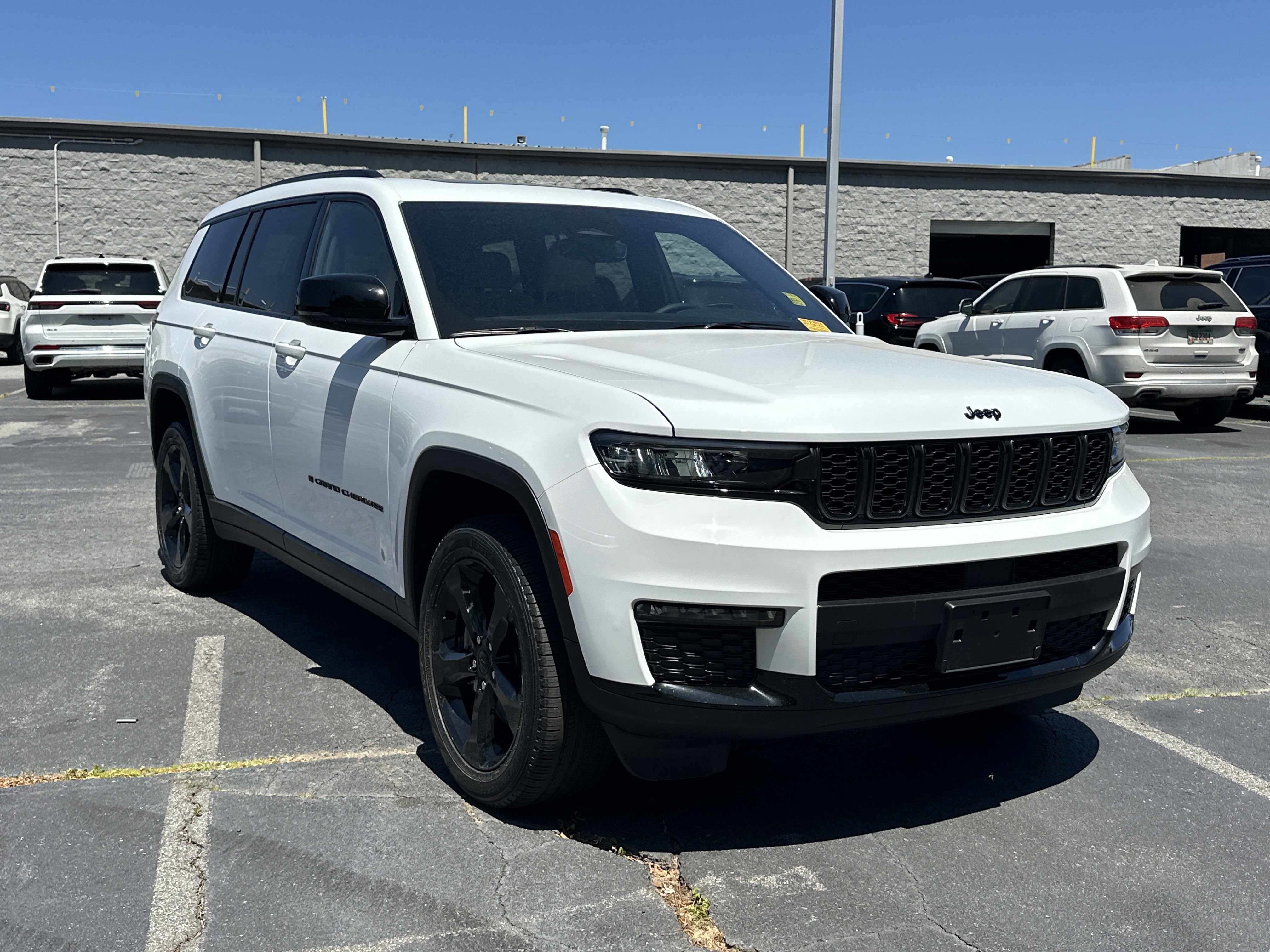 Used 2023 Jeep Grand Cherokee L Limited w/ Black Appearance Package AWD/4WD image 2
