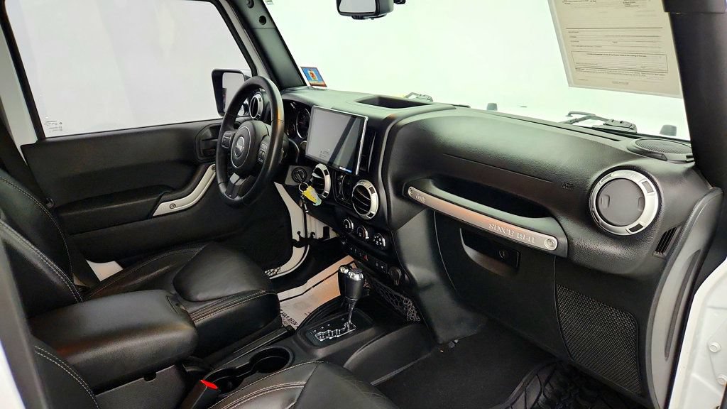 Used 2015 Jeep Wrangler Unlimited Sahara w/ Dual Top Group AWD/4WD image 23