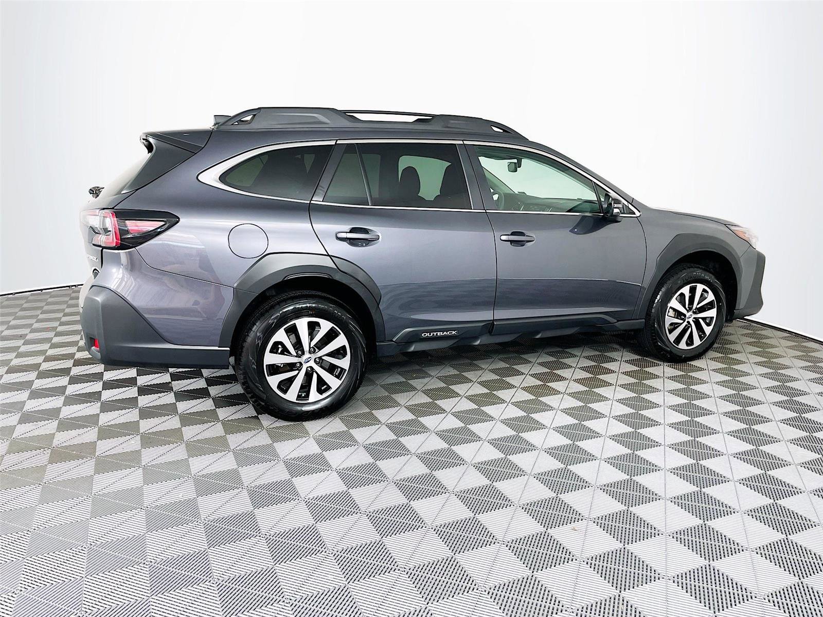 Used 2025 Subaru Outback Premium AWD/4WD image 12