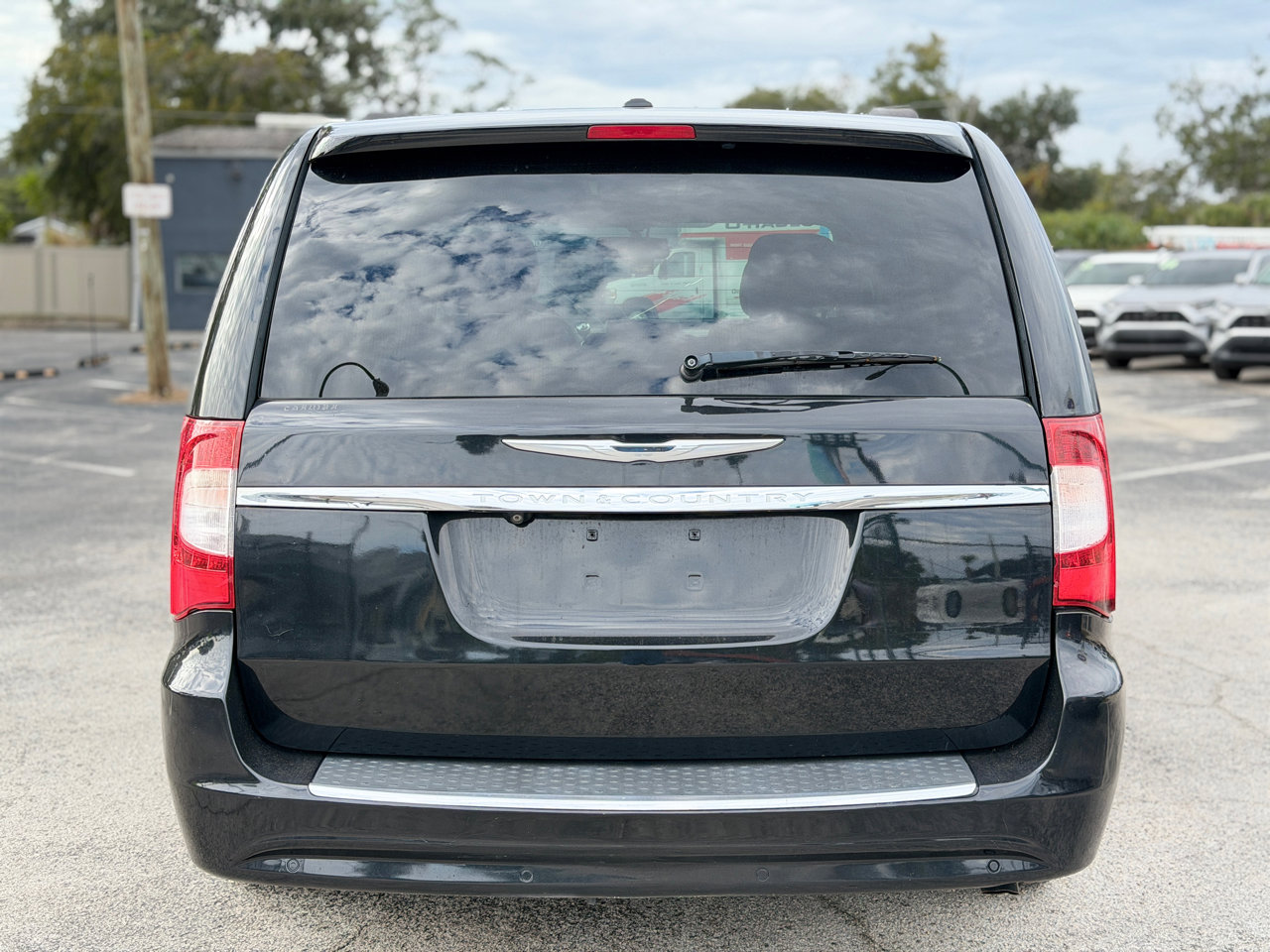 Used 2013 Chrysler Town & Country Touring-L w/ Premium Group image 4