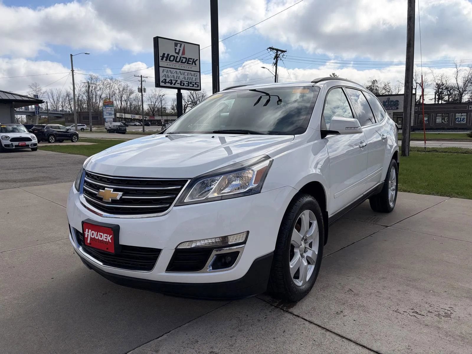 Used 2017 Chevrolet Traverse LT w/ Style and Technology Package AWD/4WD image 3