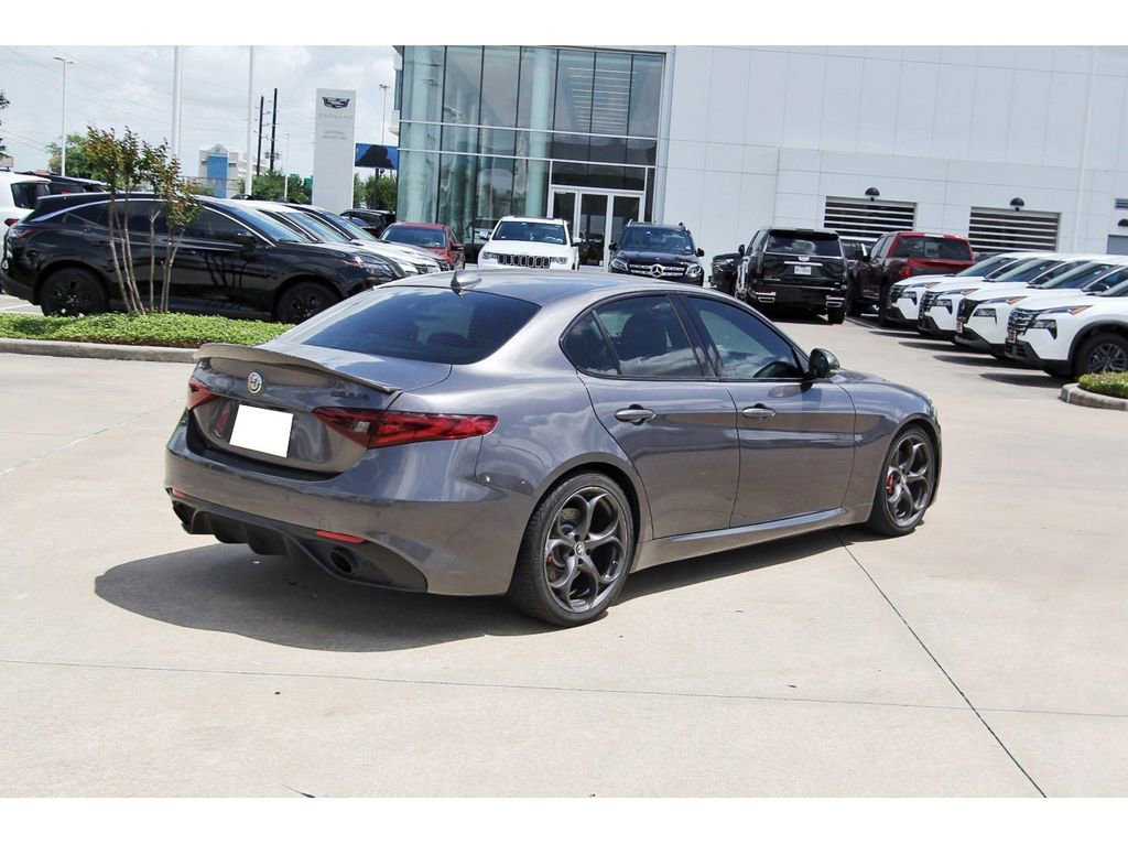 Used 2019 Alfa Romeo Giulia image 6
