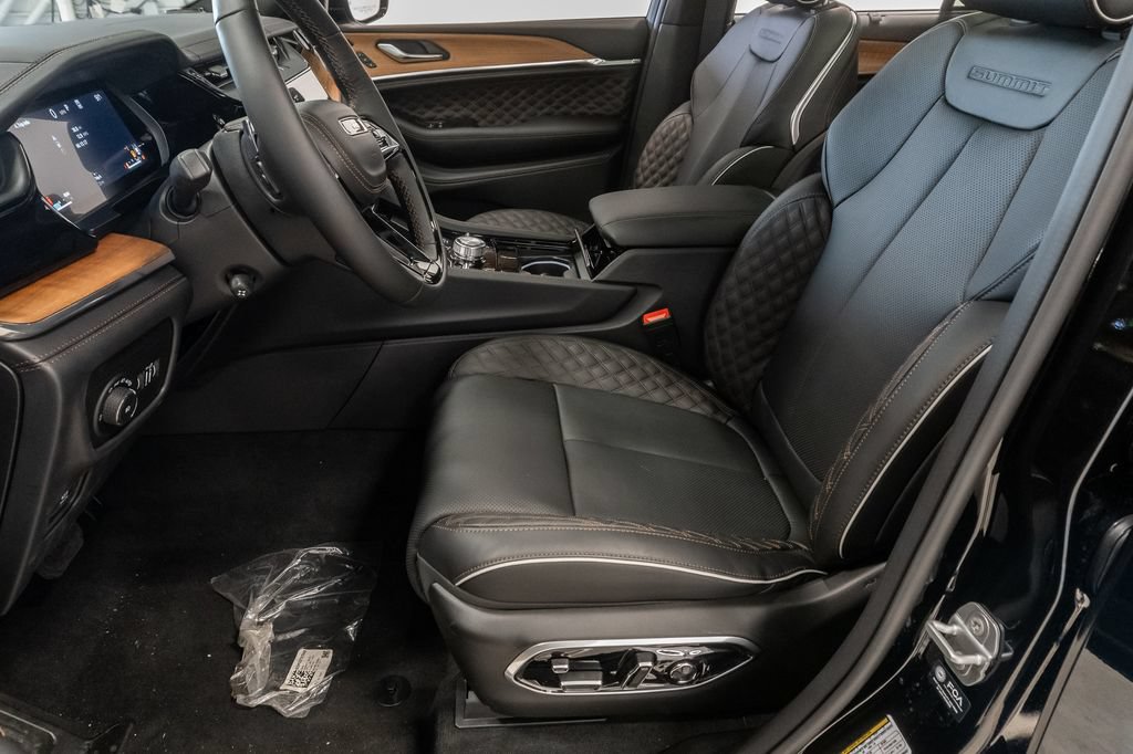 New 2026 Jeep Grand Cherokee Summit w/ Obsidian Package AWD/4WD image 13