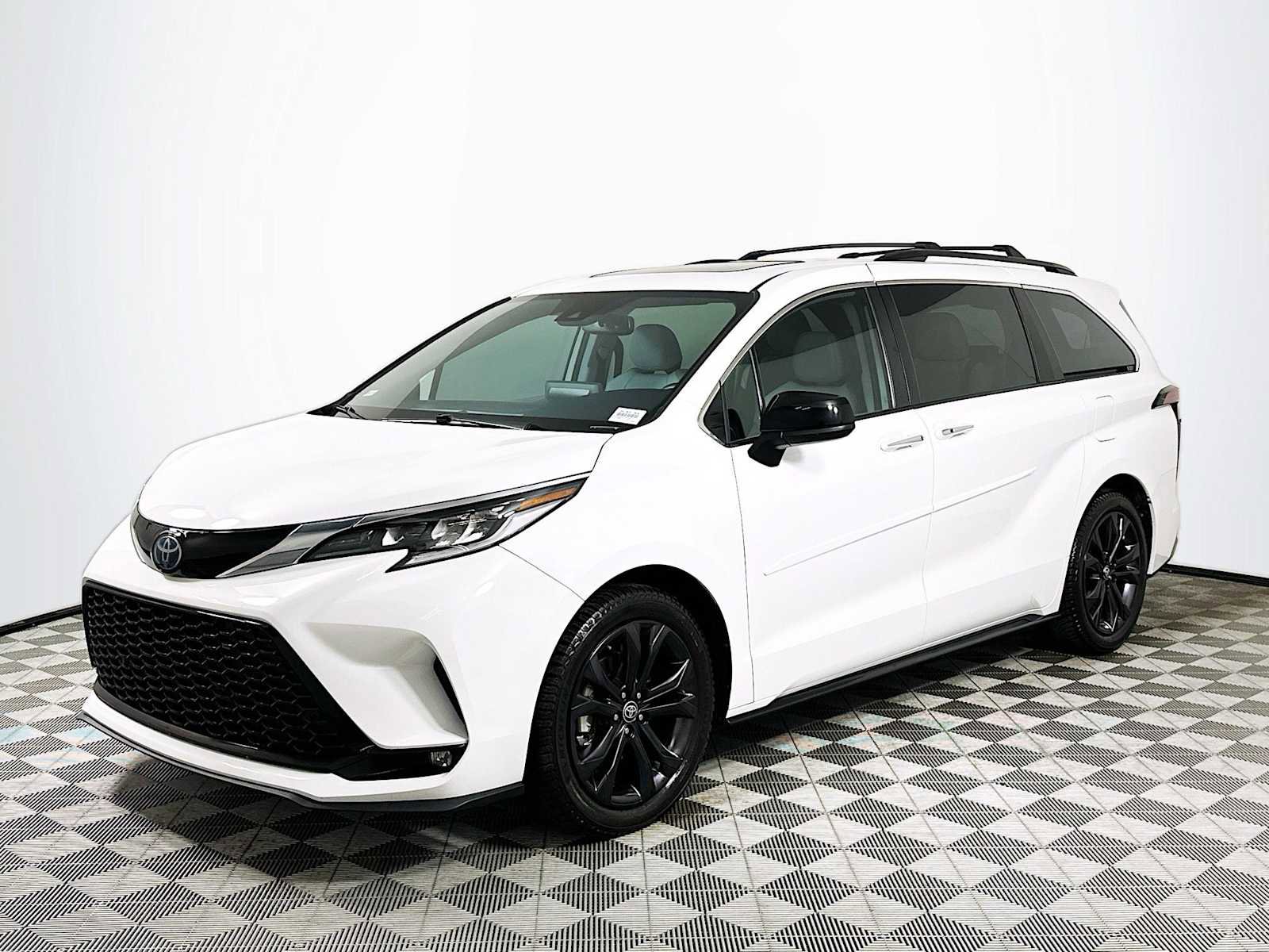 Used 2022 Toyota Sienna XSE FWD image 3