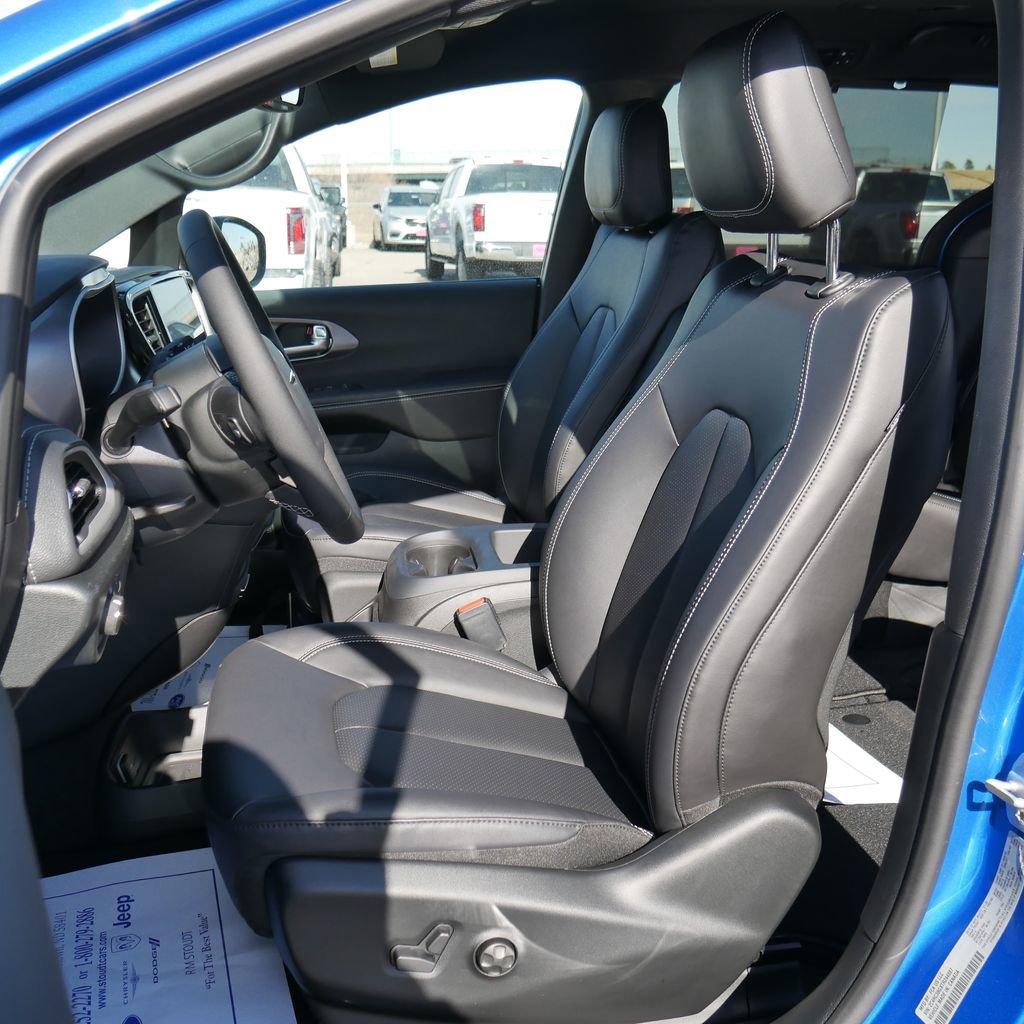 New 2026 Chrysler Pacifica Select image 4