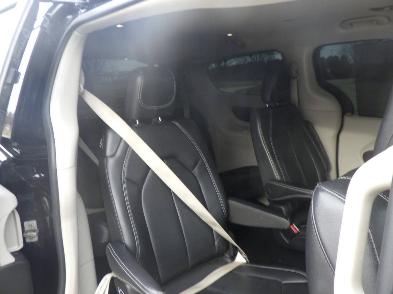 Used 2022 Chrysler Pacifica Touring-L FWD image 17