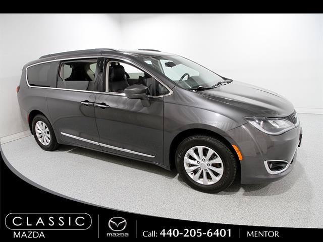 Used 2017 Chrysler Pacifica Touring-L FWD image 1