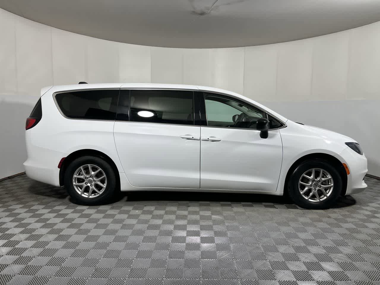 Used 2024 Chrysler Voyager LX FWD image 9