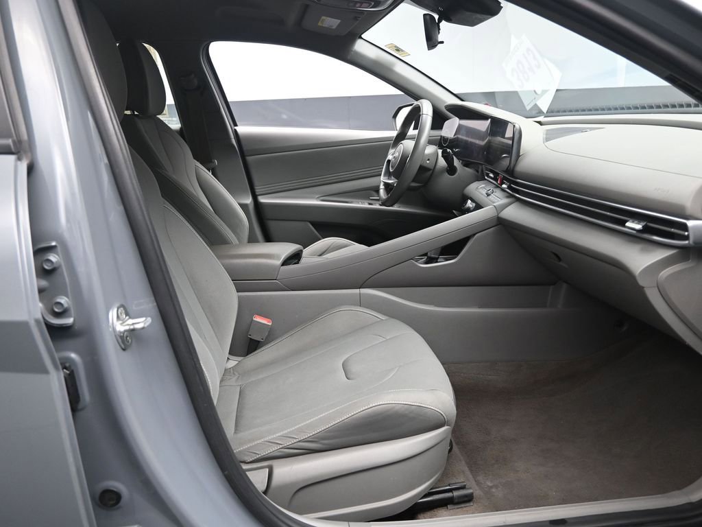 Used 2023 Hyundai Elantra SEL w/ Convenience Package image 25