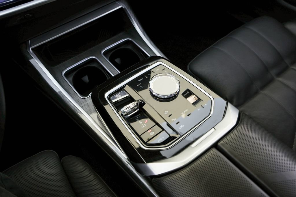 Used 2024 BMW 740i image 8