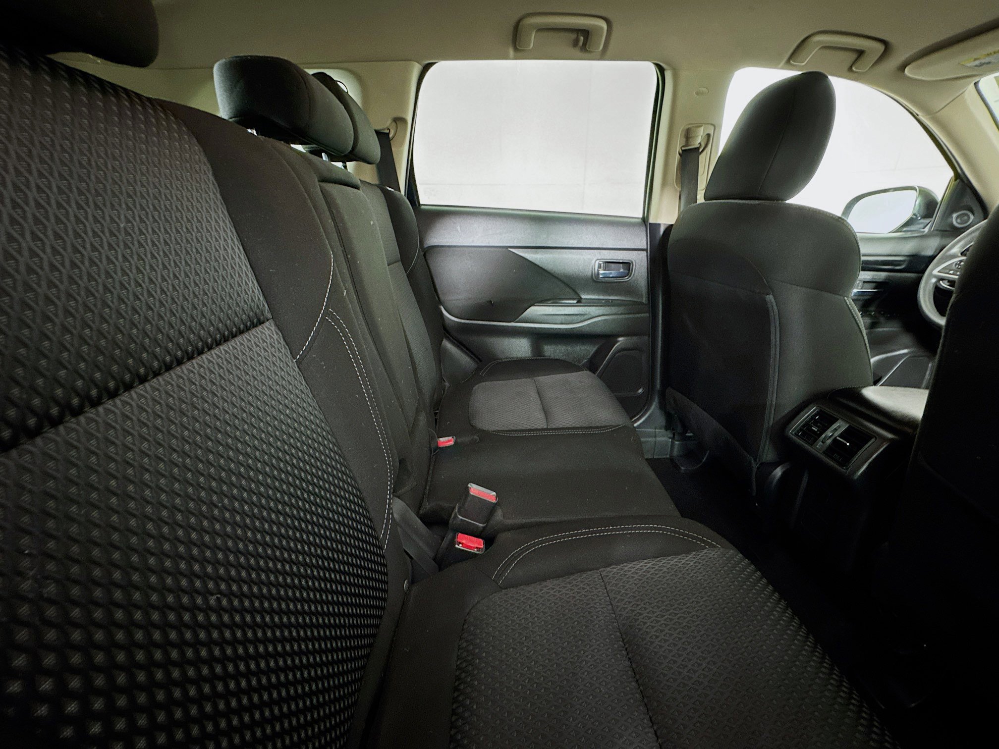 Used 2020 Mitsubishi Outlander ES image 25