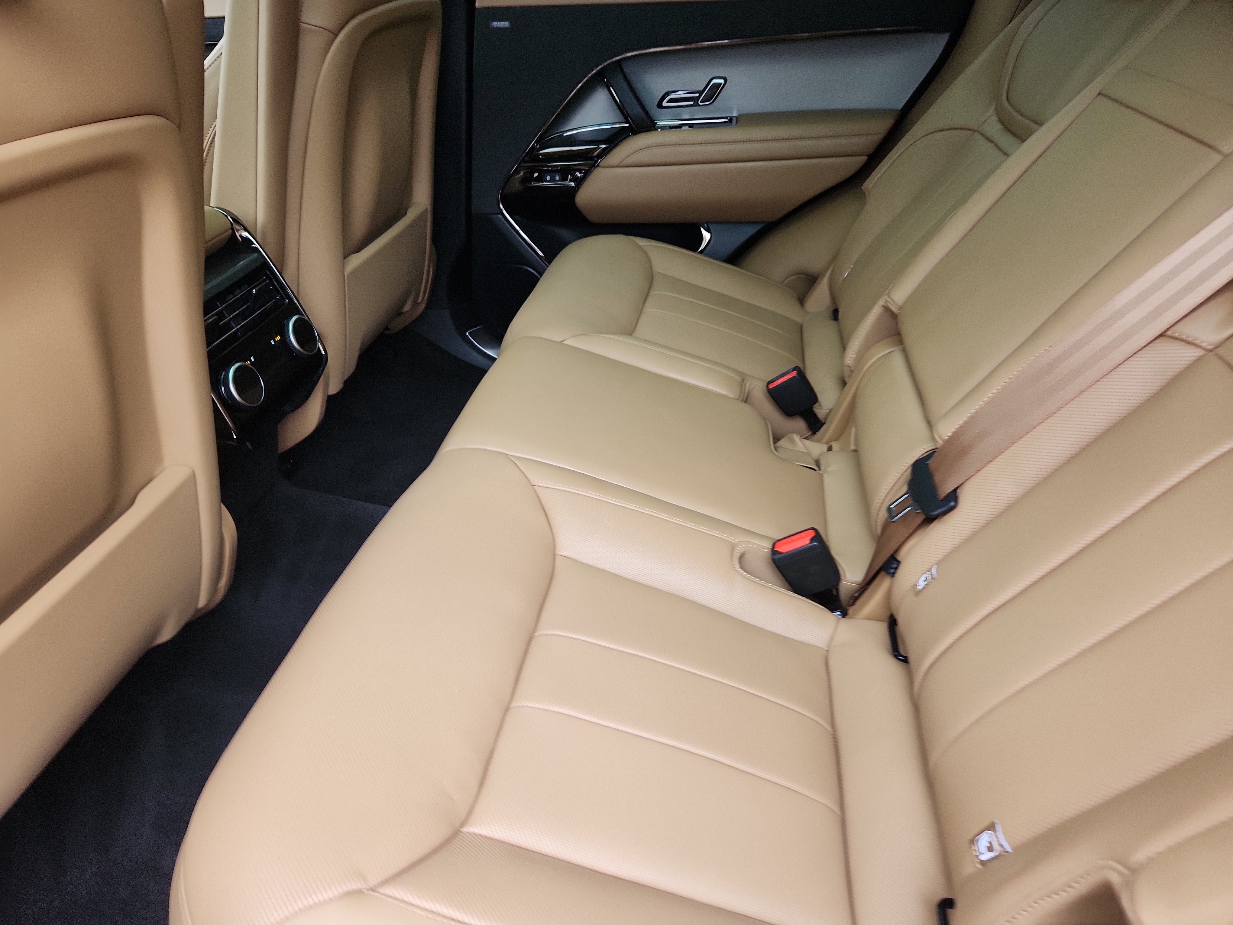 Used 2025 Land Rover Range Rover Sport SE image 5