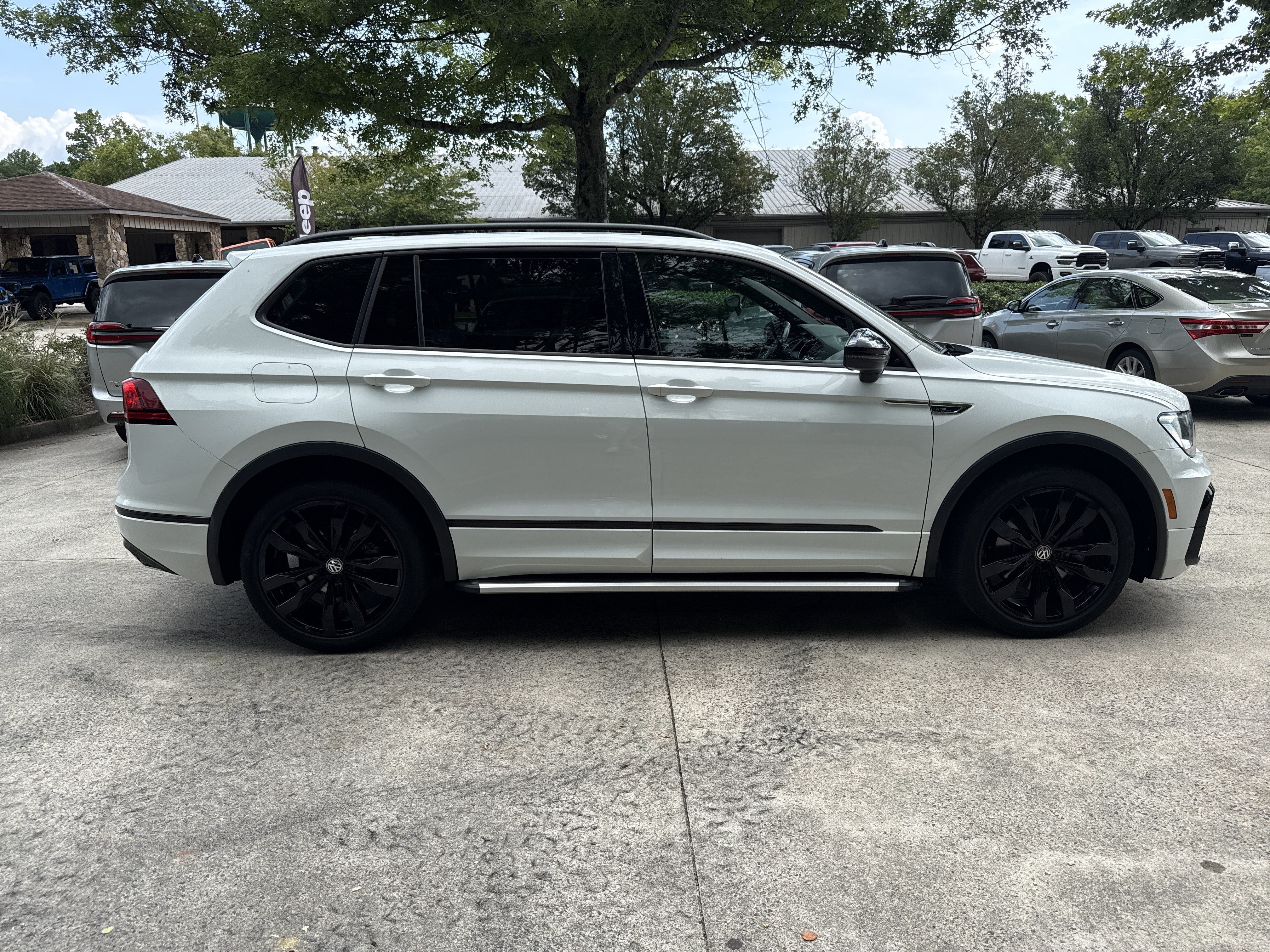 Used 2020 Volkswagen Tiguan SE R-Line FWD image 8