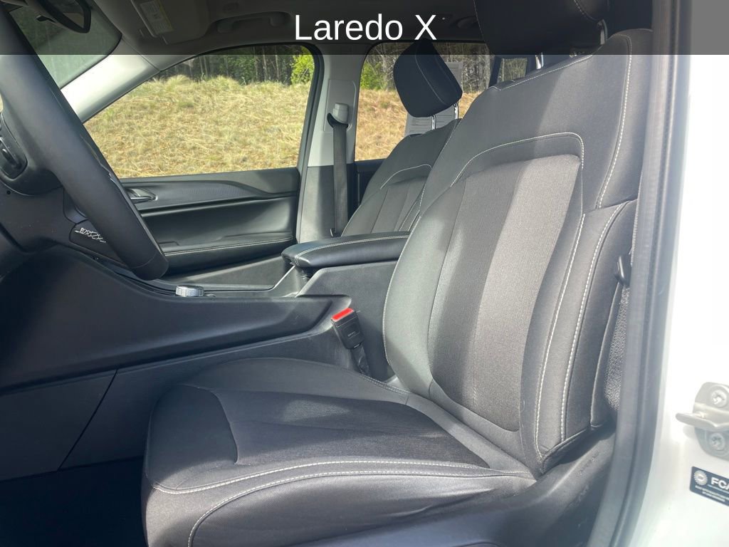 Used 2023 Jeep Grand Cherokee Laredo X image 14