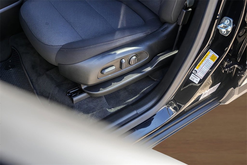 Used 2023 Chevrolet Traverse LT image 8