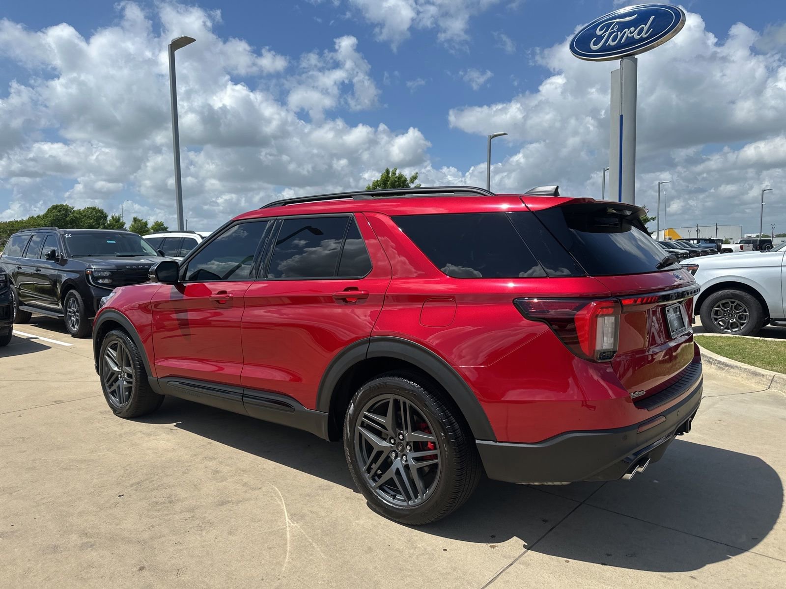 Used 2025 Ford Explorer ST image 3