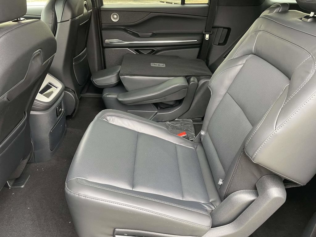 New 2026 Lincoln Navigator L Reserve w/ Jet Appearance Package AWD/4WD image 12