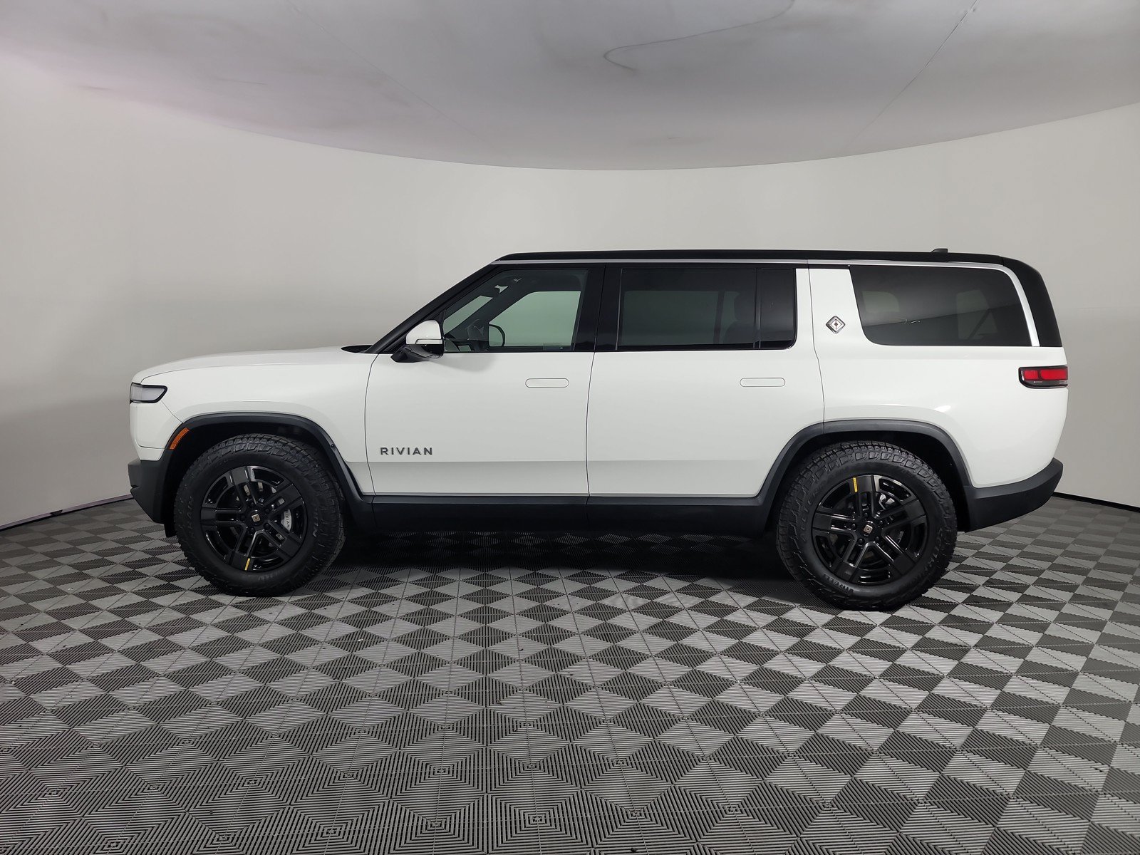 Used 2024 Rivian R1S Adventure AWD/4WD image 2