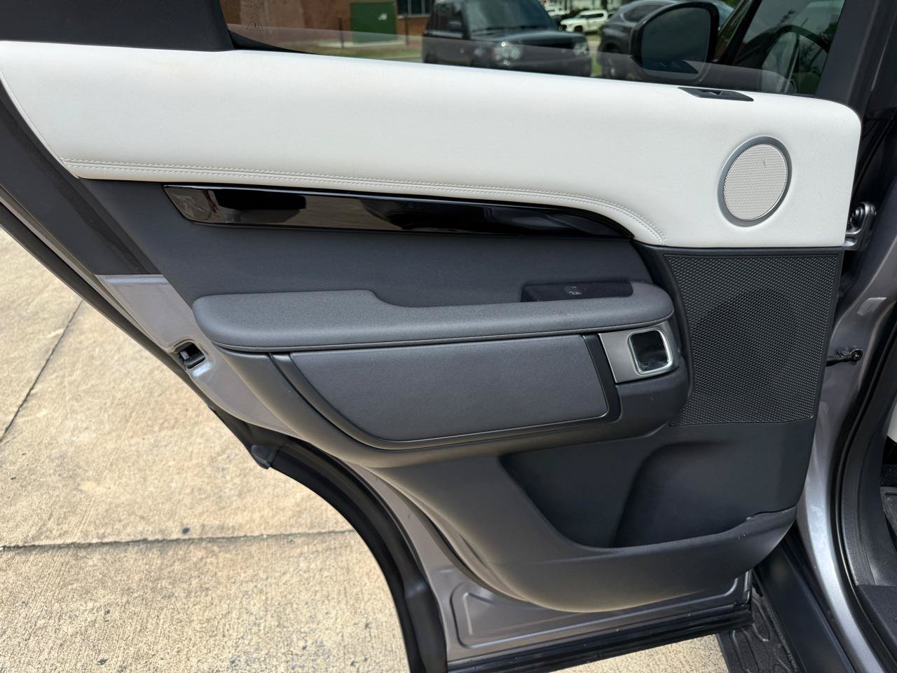 Used 2022 Land Rover Discovery S AWD/4WD image 29